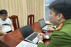 Công an xét hỏi đối tượng liên quan hành vi mua, bán động vật hoang dã quý hiếm.