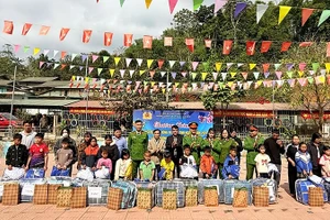 Những phần quà chan chứa yêu thương được trao tặng tới học sinh xã Mường Chanh, tỉnh Thanh Hóa.
