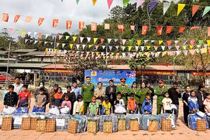 Những phần quà chan chứa yêu thương được trao tặng tới học sinh xã Mường Chanh, tỉnh Thanh Hóa.