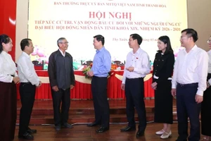 Các ứng cử viên đại biểu Hội đồng nhân dân tỉnh Thanh Hóa khóa XIX tiếp xúc, trao đổi với cử tri xã Thọ Xuân.