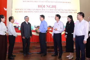 Các ứng cử viên đại biểu Hội đồng nhân dân tỉnh Thanh Hóa khóa XIX tiếp xúc, trao đổi với cử tri xã Thọ Xuân.