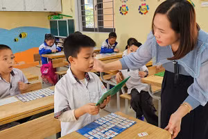 Giáo viên ở Thanh Hóa với học sinh tiểu học.
