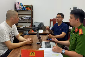 Công an xét hỏi đối tượng cầm đầu.