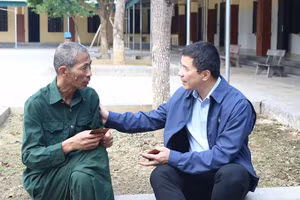 Phó Bí thư Thường trực Tỉnh ủy Thanh Hóa Nguyễn Hồng Phong hỏi thăm sức khỏe, đời sống người có công tại Trung tâm nuôi dưỡng, điều dưỡng người có công Thanh Hóa nhân dịp Tết Bính Ngọ. (Ảnh MAI LUẬN)