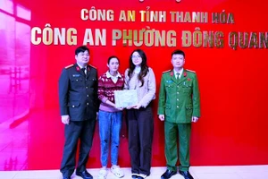 Công an phường Đông Quang cùng các cá nhân giao, nhận lại tài sản.