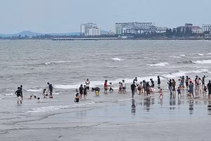 Một góc bãi biển cùng cơ sở lưu trú ở Khu du lịch biển Hải Tiến, tỉnh Thanh Hóa.