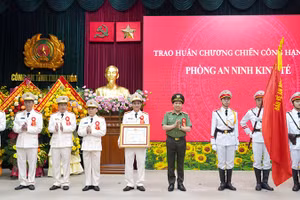 Thừa ủy quyền của Chủ tịch nước, lãnh đạo Bộ Công an trao Huân chương Chiến công cho Phòng An ninh kinh tế, Công an tỉnh Thanh Hóa.