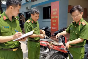 Công an kiểm tra, kê biên hung khí nguy hiểm các thanh, thiếu niên mang theo cùng phương tiện tháo biển xe.