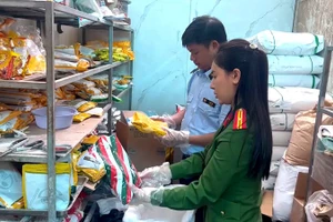 Lực lượng chức năng kiểm tra cơ sở sản xuất, kinh doanh thực phẩm.