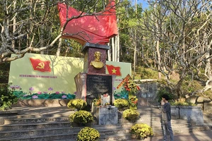 Đài tưởng niệm Bác Hồ ở Rừng Thông, phường Đông Sơn, tỉnh Thanh Hóa.