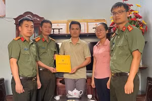 Công an Thanh Hóa trao quà, chia sẻ khó khăn với gia đình đồng đội.