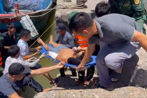 Lực lượng cứu hộ đưa lao động bị tai nạn về bờ, chuyển đến cơ sở y tế cấp cứu.