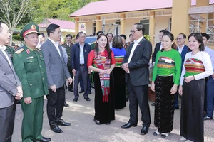 Phó Chủ tịch Quốc hội trao đổi với cán bộ tỉnh Thanh Hóa và cử tri thôn Tân Thành, xã Pù Luông.