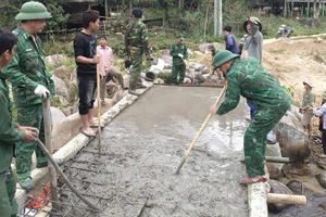 Bộ đội Biên phòng tham gia làm cầu, đường ở bản Co Cài, xã Trung Lý, tỉnh Thanh Hóa.