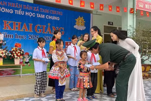 Bộ đội Biên phòng Thanh Hóa trao quà cho học sinh tiểu học xã Tam Chung.