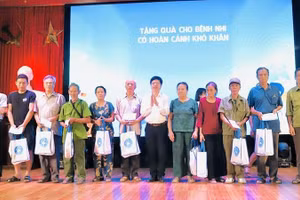 Ban Tổ chức trao tặng quà cho các gia đình có hoàn cảnh khó khăn.