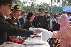 Công an cấp phát hàng hóa cho người dân xã Xuân Thái.