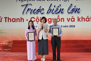 Ban tổ chức trao phần thưởng cho các đơn vị tham gia Ngày thơ Việt Nam tại Thanh Hóa.