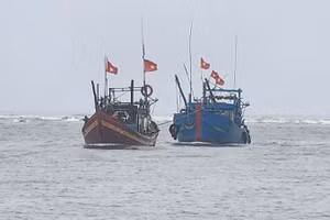Ngư dân Thanh Hóa tham gia cứu hộ phương tiện bị chìm, lai dắt vào bờ.