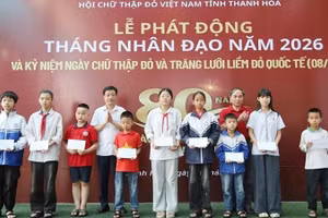 Hội Chữ thập đỏ tỉnh Thanh Hóa trao tặng quà cho học sinh có hoàn cảnh khó khăn.