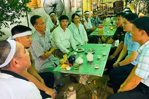 Đoàn công tác của xã Thạch Quảng chia buồn, động viên gia đình có người thân tử vong do tai nạn lao động.