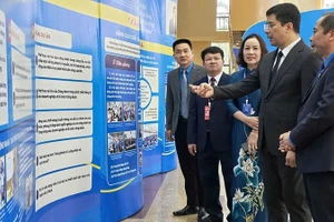 Phó Bí thư Thường trực Tỉnh ủy Thanh Hóa tham quan, trao đổi truyền thông về hoạt động Công đoàn.