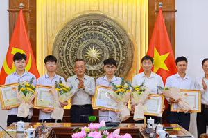 Lãnh đạo tỉnh Thanh Hóa trao tặng Bằng khen và chúc mừng các học sinh đoạt giải.