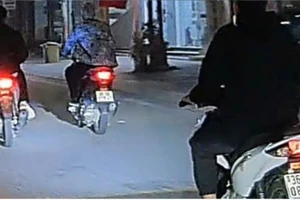 Hành vi vi phạm của các thanh niên khi điều khiển phương tiện tham gia giao thông.