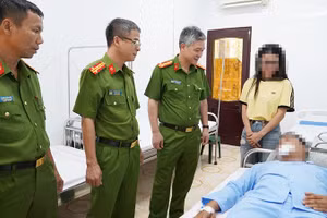 Công an tỉnh Thanh Hóa thăm đồng đội bị thương trong thực thi nhiệm vụ.