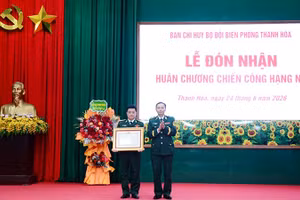 Thừa ủy quyền của Chủ tịch nước, đại diện Bộ Tư lệnh Bộ đội Biên phòng trao Huân chương chiến công cho đồng chí Đỗ Ngọc Vĩnh.