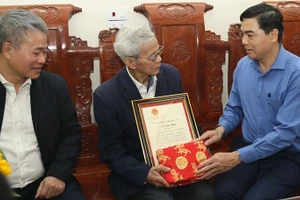 Lãnh đạo tỉnh Thanh Hóa trao quà của Chủ tịch nước tới tay người cao tuổi ở phường Tĩnh Gia.