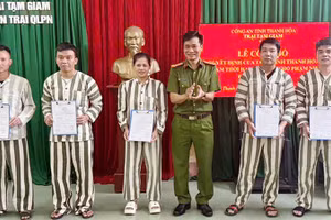 Công an Thanh Hóa trao quyết định giảm án cho các phạm nhân.