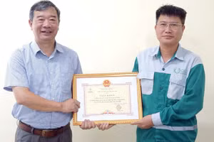 Lãnh đạo Công ty Điện lực Thanh Hóa trao tặng giấy khen cho khách hàng sử dụng điện tiết kiệm, an toàn, hiệu quả.