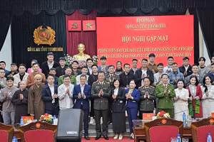 Lãnh đạo Công an tỉnh Thanh Hóa với người có ảnh hưởng trên không gian mạng tiêu biểu.