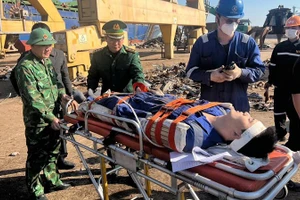 Bộ đội Biên phòng cùng lực lượng chức năng cứu hộ nạn nhân