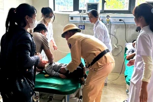 Cảnh sát giao thông thông hỗ trợ, đưa trẻ bị sốt cao đến cơ sở y tế cấp cứu.