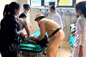 Cảnh sát giao thông thông hỗ trợ, đưa trẻ bị sốt cao đến cơ sở y tế cấp cứu.