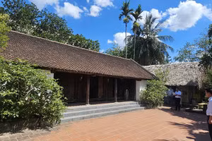Những người làm báo về nơi thành lập Đảng bộ tỉnh Thanh Hóa ở thôn Yên Trường, xã Thọ Lập.