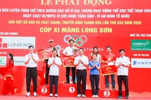 Lãnh đạo tỉnh Thanh Hóa trao giải nhất, nhì, ba cho các đoàn thể thao đạt thành tích xuất sắc.