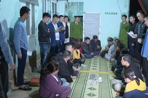 Công an bắt quả tang các đối tượng đang đánh bạc.