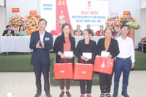 Hội hỗ trợ gia đình liệt sĩ tặng quà cho các gia đình người có công ở Thanh Hóa. ( Ảnh: Mai Luận)
