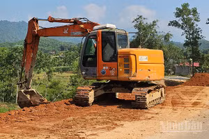 Nhân lực cùng phương tiện cơ giới khắc phục điểm sạt lở đường giao thông ở thượng du Thanh Hóa. (Ảnh: Mai Luận)