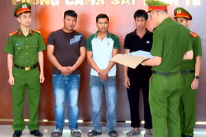 Công an thi hành quyết định khởi tố vụ án, các bị can có hành vi vi phạm pháp luật.