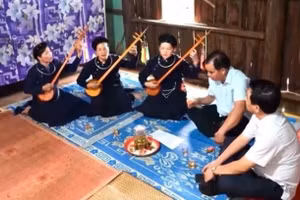 Ông Hoàng Văn Soạn (thứ hai từ phải sang) trong một buổi sinh hoạt hát then, đàn tính tại làng Pơ Nang, xã Kon Thụp, huyện Mang Yang, tỉnh Gia Lai.