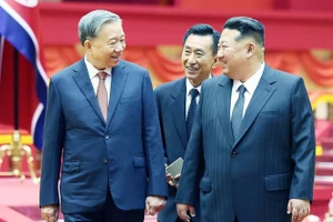 Tổng Bí thư Đảng Lao động Triều Tiên, Chủ tịch Quốc vụ Triều Tiên Kim Jong Un đón Tổng Bí thư Tô Lâm. (Ảnh: TTXVN)