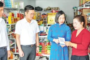 Các cán bộ của Co-opBank Phú Thọ hướng dẫn hộ kinh doanh tiếp cận dịch vụ số của ngân hàng.