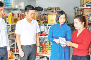 Các cán bộ của Co-opBank Phú Thọ hướng dẫn hộ kinh doanh tiếp cận dịch vụ số của ngân hàng.