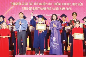 Chị Mai Hoa tại Lễ tuyên dương Thủ khoa xuất sắc tốt nghiệp các trường đại học, học viện trên địa bàn thành phố Hà Nội năm 2025. (Ảnh do nhân vật cung cấp)