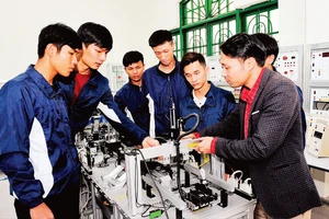 Giờ thực hành của học viên Trường cao đẳng Đà Lạt, tỉnh Lâm Đồng. (Ảnh: TUỆ NGHI)