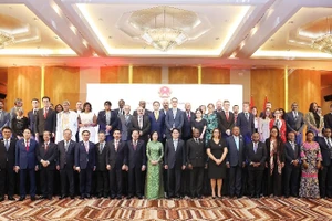 Chủ tịch nước Lương Cường và Phu nhân cùng các đại biểu chụp ảnh chung. (Ảnh: TTXVN) 